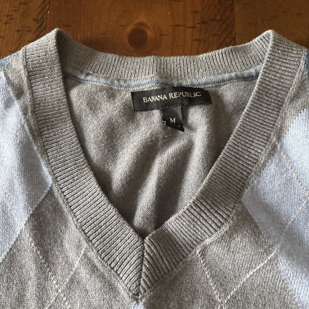 banana republic Men’s Gray & Blue Argyle Sweater Size Medium Silk & Cashmere - Picture 2 of 7